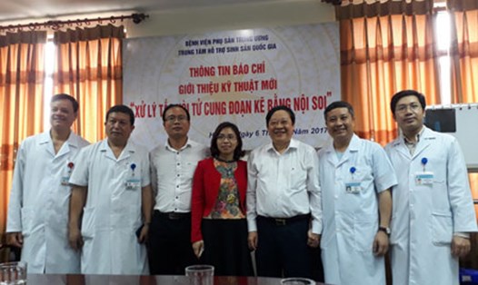GS Tiến (thứ ba từ phải sang), các bác sĩ BV Phụ sản T.Ư và cặp đôi được thực hiện phương pháp mới đầu tiên ở Việt Nam. Ảnh: Thùy Linh