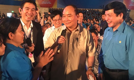 Thủ tướng Nguyễn Xuân Phúc và Chủ tịch Tổng LĐLĐ Việt Nam Bùi Văn Cường giao lưu với công nhân Phan Thị Tuyết Sương.