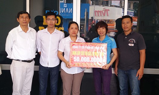 Bà Lê Thị Hải Châu (thứ ba, bên trái qua) - đại diện cho Cty Cp Dệt may 29/3 trao tiền ủng hộ đồng bào miền Trung bị lũ lụt.