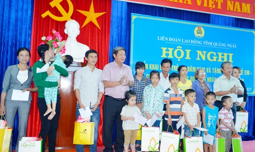 Lãnh đạo LĐLĐ tỉnh Quảng Ngãi tặng quà cho các em con CNVCLĐ có hoàn cảnh khó khăn. Ảnh Quang Tuyến.