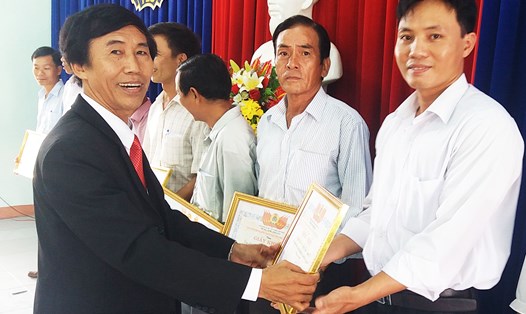 Chủ tịch CĐ giáo dục thị xã Điện Bàn Nguyễn Mãi khen thưởng các cá nhân, tập thể đã có thành tích xuất sắc trong hoạt động CĐ năm học 2016-2017. Ảnh Thái Bình