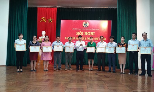 Chủ tịch LĐLĐ TP. Đà Nẵng Lương Nguyễn Minh Triết (thứ 6 bên trái qua) tặng bằng khen ch các cá nhân, tập thể đã có thành tích xuất sắc tổ chức các hoạt động trong Tháng Công nhân, giai đoạn 2013-2017.  Ảnh Thái Bình