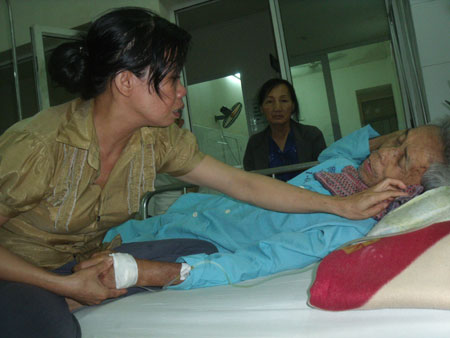 Chị Phước chăm sóc cha bị tai biến mạch máu não tại Bệnh viện Đa khoa Đà Nẵng.