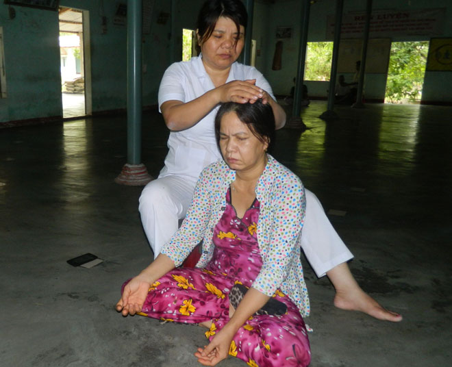 NGƯỜI LỚN TUỔI NGỒI THIỀN TRONG KHÔNG GIAN YÊN TĨNH ĐỂ CẢI THIỆN SỨC KHỎE TINH THẦN