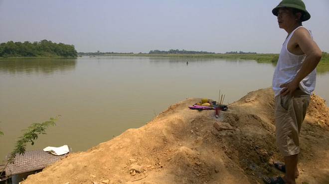 Người nhà nạn nhân lập bàn thờ cho các em.