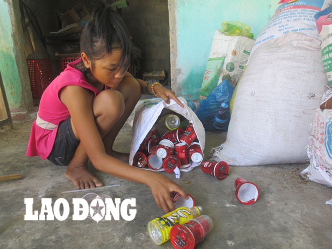 Em Vương Thị Nở gom đống phế liệu.