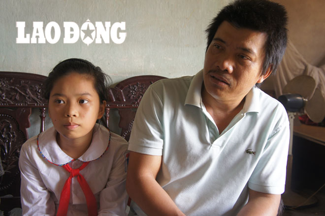 Vũ Thị Hương Giang và người bố bị bệnh tâm thần đã gần 10 năm nay.