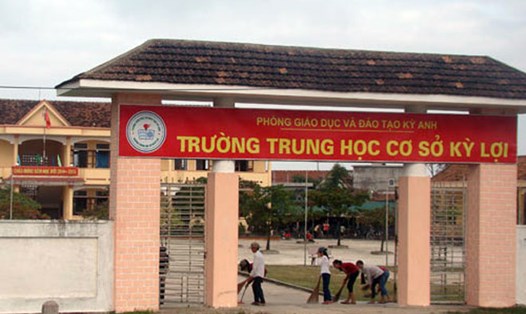 Cơ sở cũ của trường THCS Kỳ Lợi hiện phải cho khối tiểu học nhờ phòng, do vậy không còn lớp cho các học sinh thôn Đông Yên. Ảnh: VnExpress.