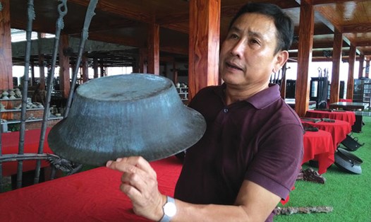 Ông Phi Long sở hữu chiếc thau của vua Quang Trung dùng hàng ngày, được trưng bày tại Bảo tàng Văn hóa Việt. Ảnh: Phùng Bắc