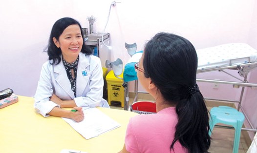 BS.CK II Lê Thị Kiều Dung – Trưởng khoa Phụ Sản Bệnh viện Đại học Y Dược TP.HCM đang khám tư vấn cho thai phụ.