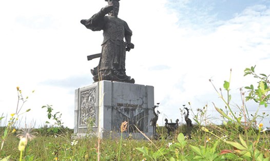 Tượng đài vua Đinh Tiên Hoàng ở TP.Ninh Bình bị bỏ hoang, xung quanh mọc đầy cỏ dại - Ảnh: Tuổi Trẻ