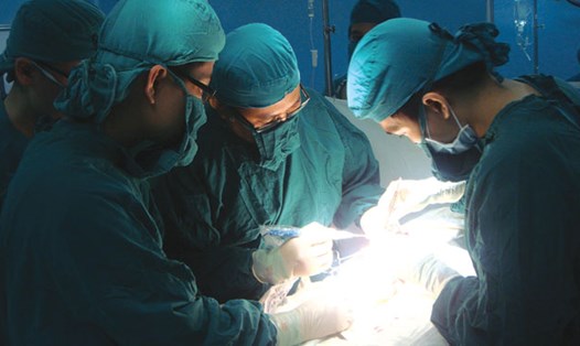 TS.BS Mai Bá Tiến Dũng, Trưởng khoa Nam học, Bệnh viện Bình Dân, TP.HCM đang phẫu thuật cho bệnh nhân.