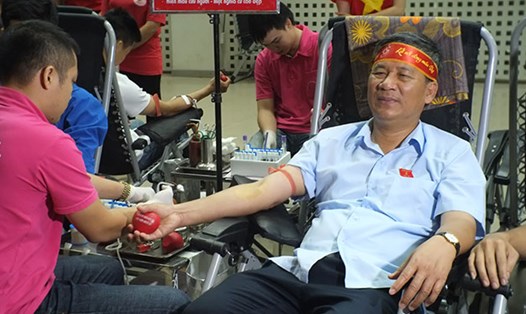 GS.TS AHLĐ Nguyễn Anh Trí tham gia hiến máu tại Sắc màu Hành trình Đỏ năm nay. Ảnh: L.Đ