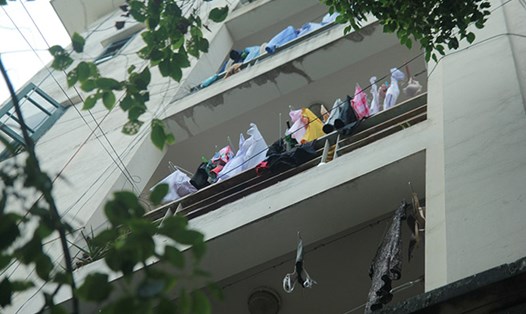 Tình trạng phơi quần áo trong Bệnh viện Bạch Mai vẫn diễn ra thường xuyên.