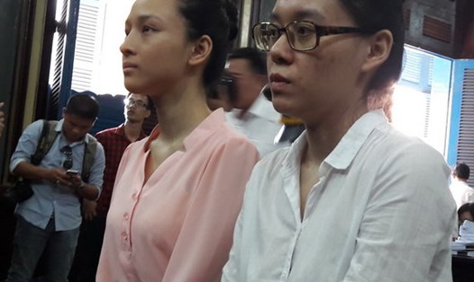 Bị cáo Phương Nga (trái) và Thùy Dung tại phiên tòa.