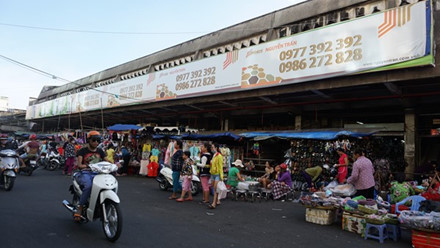 Phải chăng người dân đẩy "Tiểu thương" buôn bán lấn chiếm vỉa hè