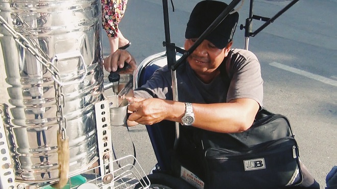 Gặp bác xe ôm nghèo hẻm 96 - nơi kết nối những mảnh đời mưu sinh