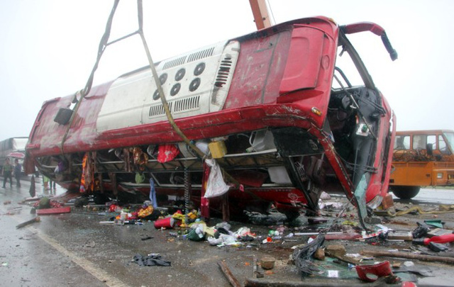 Xe khách nổ lốp kinh hoàng, ít nhất 2 người tử vong