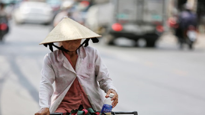 Người Sài Gòn "gồng mình" mưu sinh dưới nắng nóng