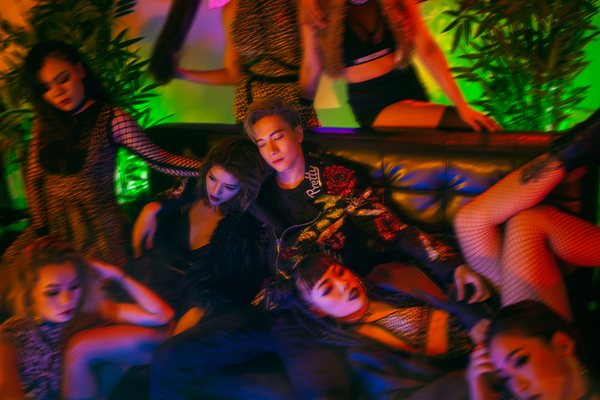 S.T 365 hóa bad boy bên dàn mỹ nữ gợi cảm