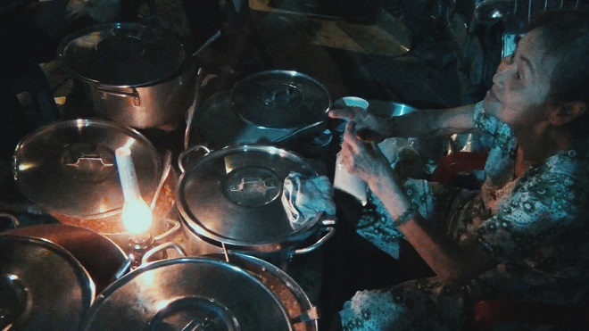 Có một đôi vợ chồng già như thế bên gánh chè đèn dầu suốt 40 năm nay