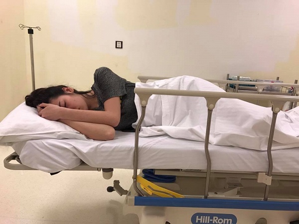 Xót xa hình ảnh á hậu Tú Anh bị ngã rách cằm