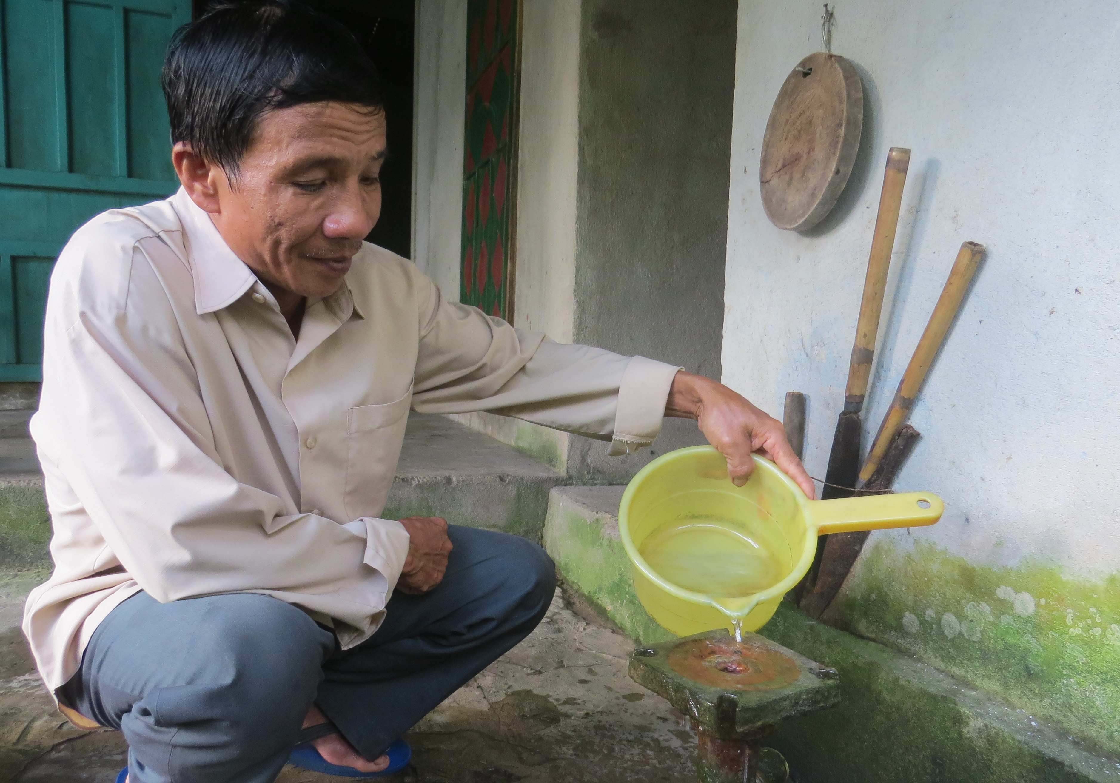 Kỳ lạ chiếc giếng khoan lấy nước lại đỏ lửa suốt 10 năm