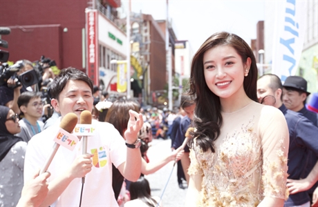 Bất ngờ với khả năng nói tiếng anh của Huyền My tại nước ngoài