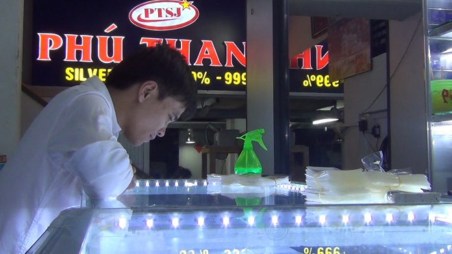 Phố vàng, bạc tại TP HCM chính thức đi vào hoạt động, chủ doanh nghiệp và khác mua hàng nói gì?