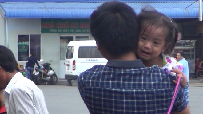 Người dân khệ nệ vác đồ, trẻ em kêu khóc tại bến xe miền Tây sau dịp nghỉ lễ