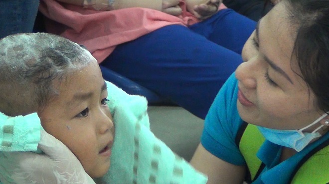 cắt tóc, gội đầu miễn phí cho bệnh nhân tại Bệnh viện Chợ Rẫy