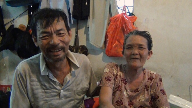 Ngưỡng mộ tình yêu đẹp của ông bà bán vé số trên đường phố Sài Gòn