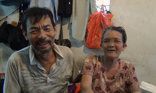 Ngưỡng mộ tình yêu đẹp của ông bà bán vé số trên đường phố Sài Gòn