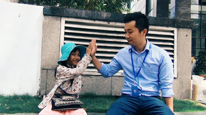 Câu chuyện cảm động về anh chàng nhân viên ngân hàng dạy chữ cho em bé bán vé số ngay trên vỉa hè