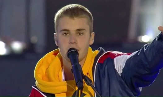 Justin Bieber bật khóc khi nhớ tới các nạn nhân trong vụ đánh bom kinh hoàng