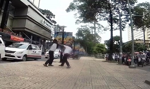 Xử lý tài xế và điều hành taxi “đấu võ” giữa phố
