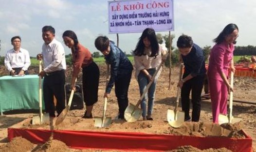 Các ca sĩ Phan Mạnh Quỳnh, Jang Mi và JIS đã đến với lễ khởi công xây dựng trường tiểu học mới ở Long An. Ảnh: Bá Ngọc, Thiên An