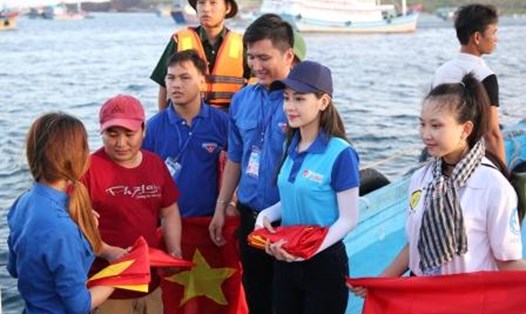 Chi Pu tặng cờ Tổ quốc cho ngư dân. Ảnh: H.H