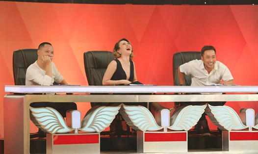 Bộ ba giám khảo bật cười vì màn tung hứng hài hước của Mỹ Tâm. Ảnh: Đ.Q