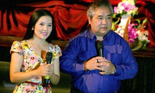 Ngọc Trinh và Khánh Hoàng, nguyên giám đốc Nhà hát Kịch TPHCM. Ảnh: T.L