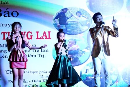 Các diễn viên tham gia trong phim trình diễn ca khúc chủ đề. Ảnh: H.Q