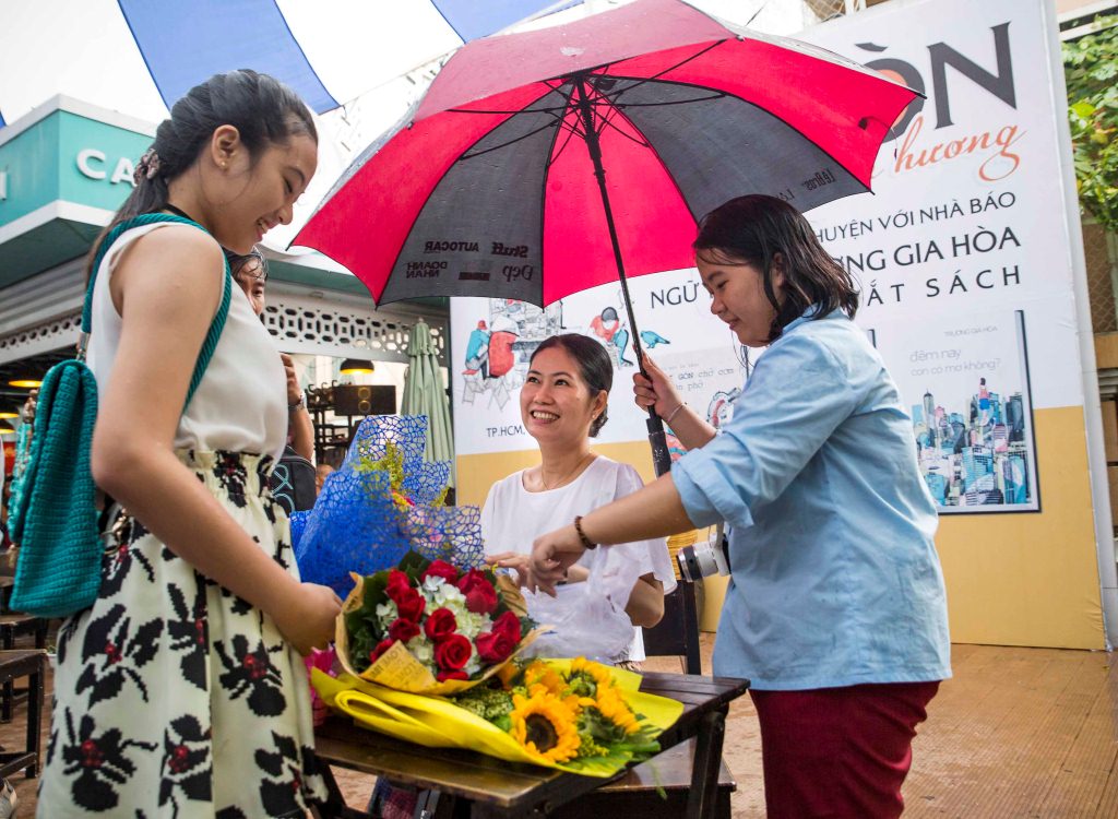 Tác giả Trương Gia Hòa ký tặng sách  cho độc giả. Ảnh: T.L