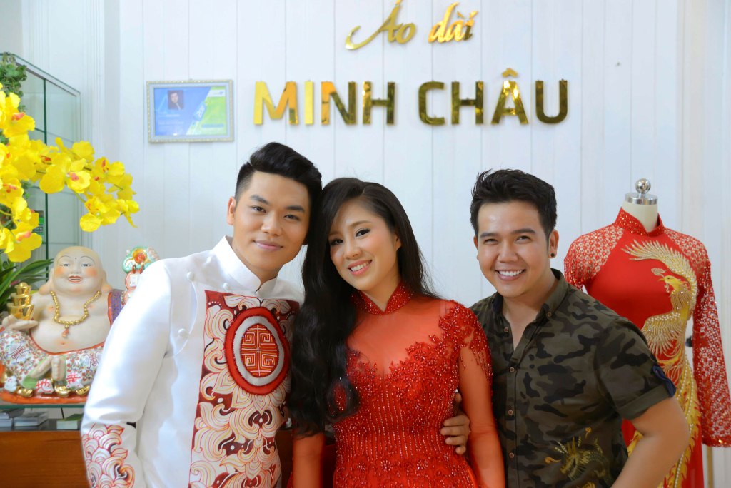 Nhà thiết kế Minh Châu và cô dâu, chú rể. Ảnh: H.T