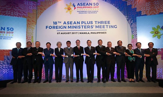 Bộ trưởng Ngoại giao 10 nước ASEAN và 3 nước đối tác (Nhật Bản, Trung Quốc, Hàn Quốc) tại Hội nghị Bộ trưởng Ngoại giao ASEAN+3 diễn ra ở thủ đô Manila (Philippines) sáng 7.8. Ảnh: ASEAN2017