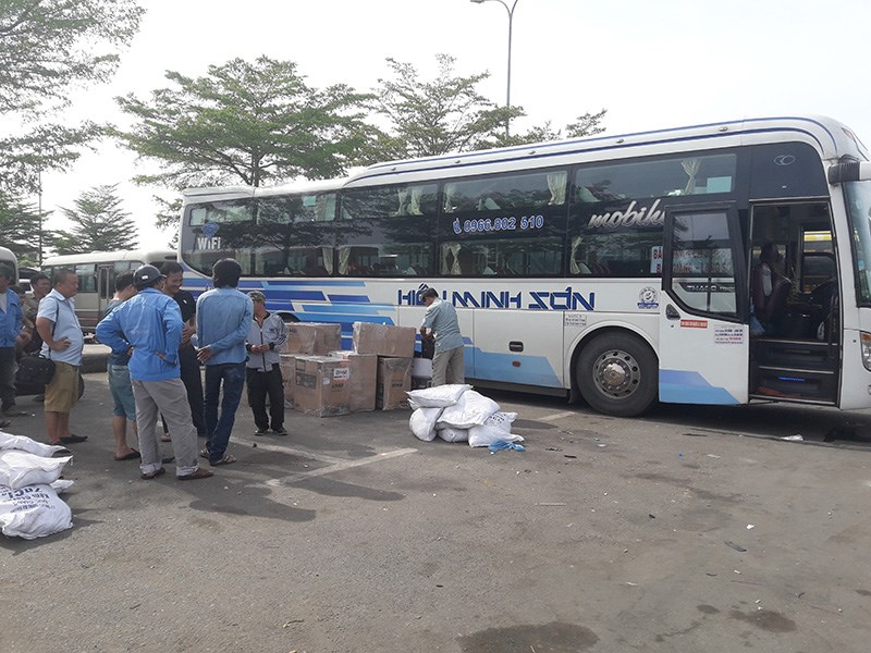 Chiếc xe khách nơi có nam thanh niên chết bất thường sáng ngày 21.6. Ảnh: CA