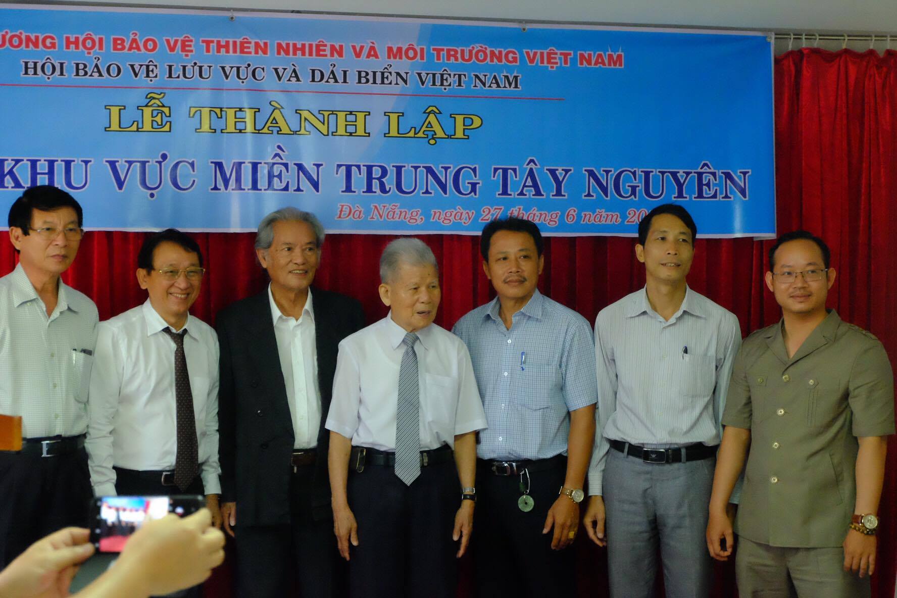 Ban chấp hành chi hội ra mắt. Ảnh: ML