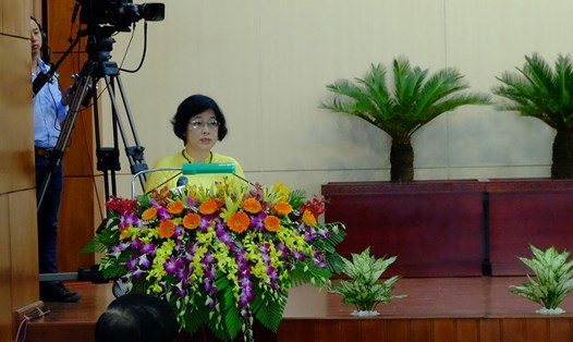 Bà Đặng Thị Kim Liên, Chủ tịch UBMTTQ Việt Nam TP.Đà Nẵng đọc kiến nghị của cử tri về Sơn Trà. Ảnh: Mỹ Linh