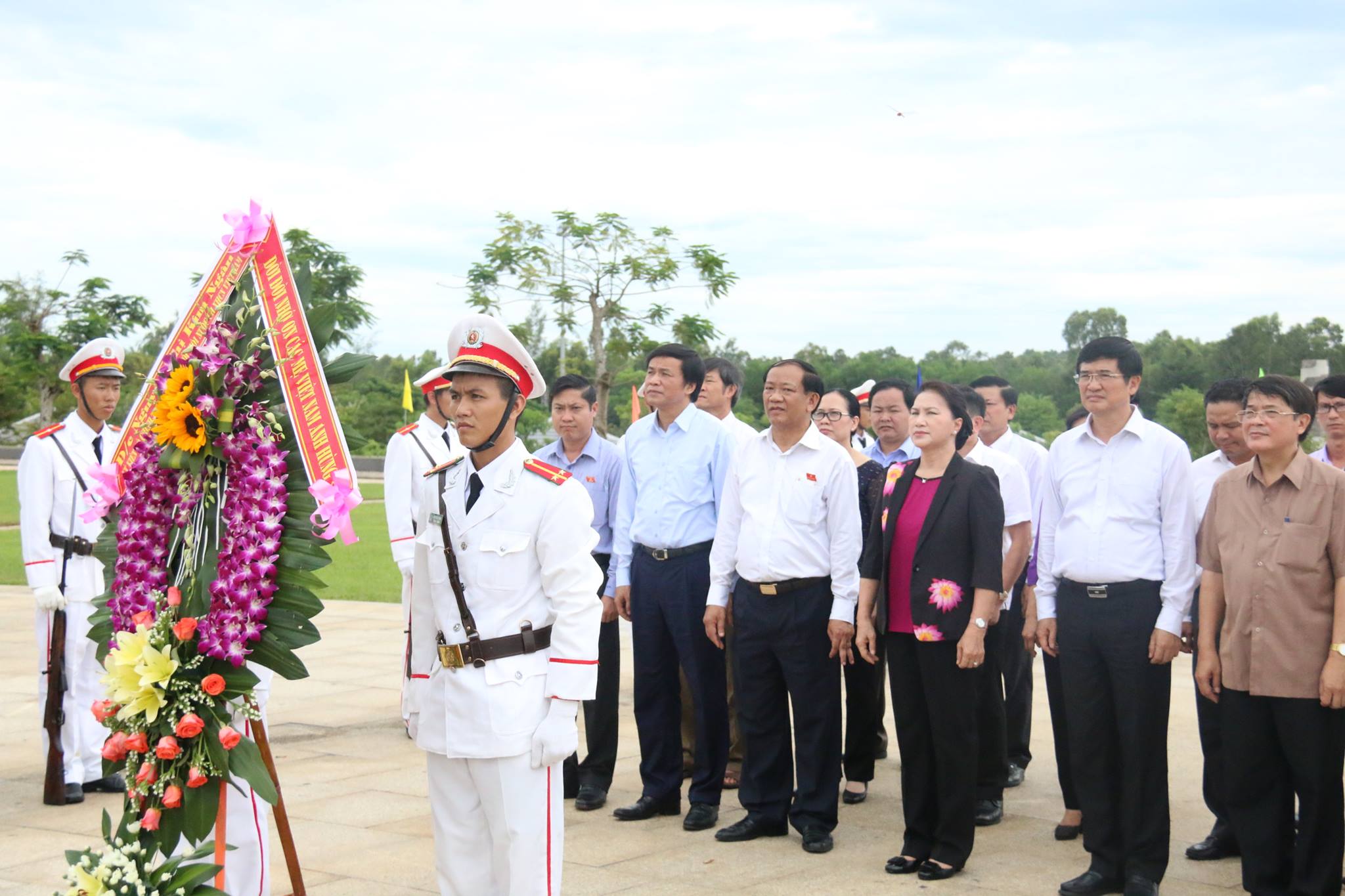 Chủ tịch Quốc hội Nguyễn Thị Kim Ngân cùng đoàn công tác dâng hương tại Nghĩa trang liệt sĩ tỉnh Quảng Nam. Ảnh: TT