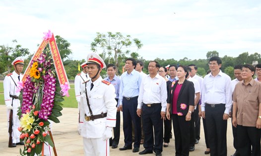 Chủ tịch Quốc hội Nguyễn Thị Kim Ngân cùng đoàn công tác dâng hương tại Nghĩa trang liệt sĩ tỉnh Quảng Nam. Ảnh: TT