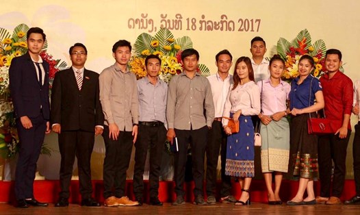 Sinh viên Việt - Lào chụp ảnh lưu niệm nhân ngày kỷ niệm 40 ký kết hợp tác 2 nước. Ảnh: TT